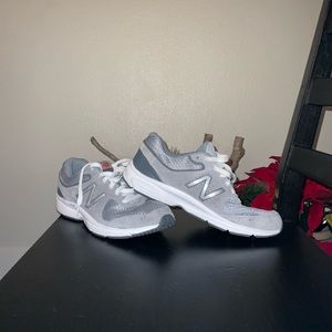 Mens New Balance tennis shoes size 9.5US